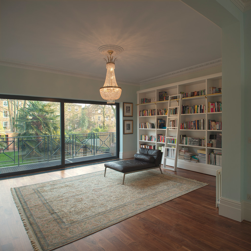 Aménagement d'un salon contemporain avec une bibliothèque ou un coin lecture et un sol en bois brun.