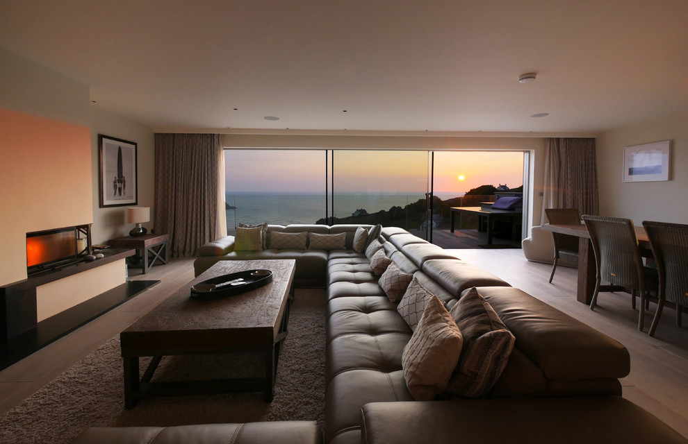 Foto di un soggiorno costiero aperto con sala formale, parquet chiaro, camino lineare Ribbon e pareti beige
