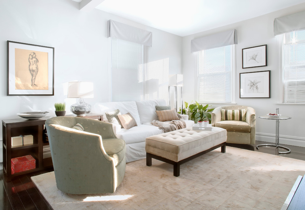 Immagine di un soggiorno classico di medie dimensioni con pareti bianche