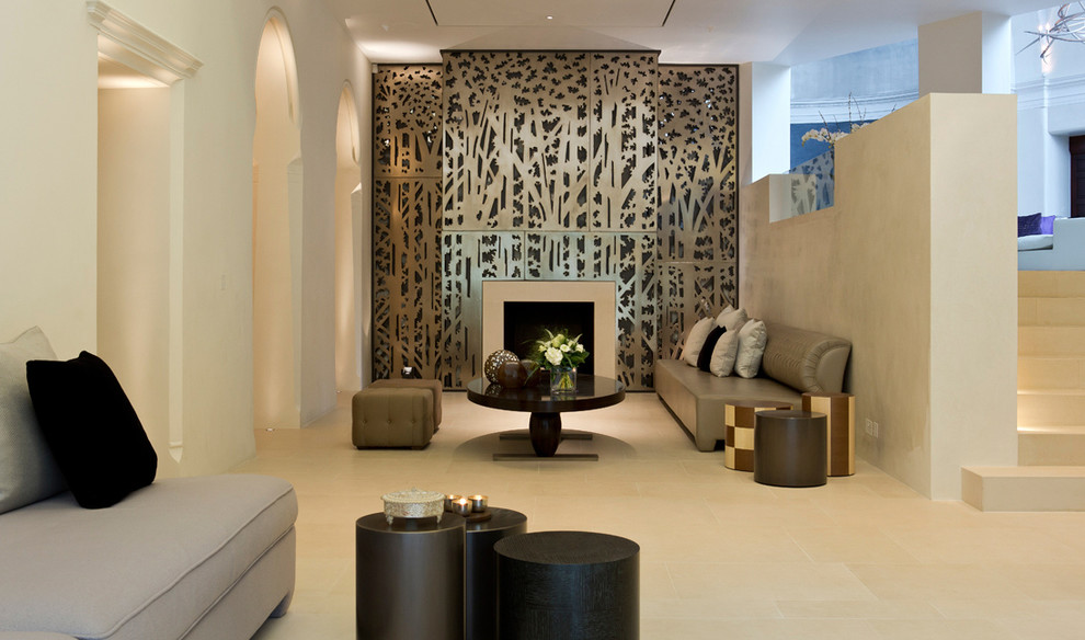 Стильный дизайн: парадная, открытая гостиная комната в современном стиле с бежевыми стенами, стандартным камином и акцентной стеной - последний тренд