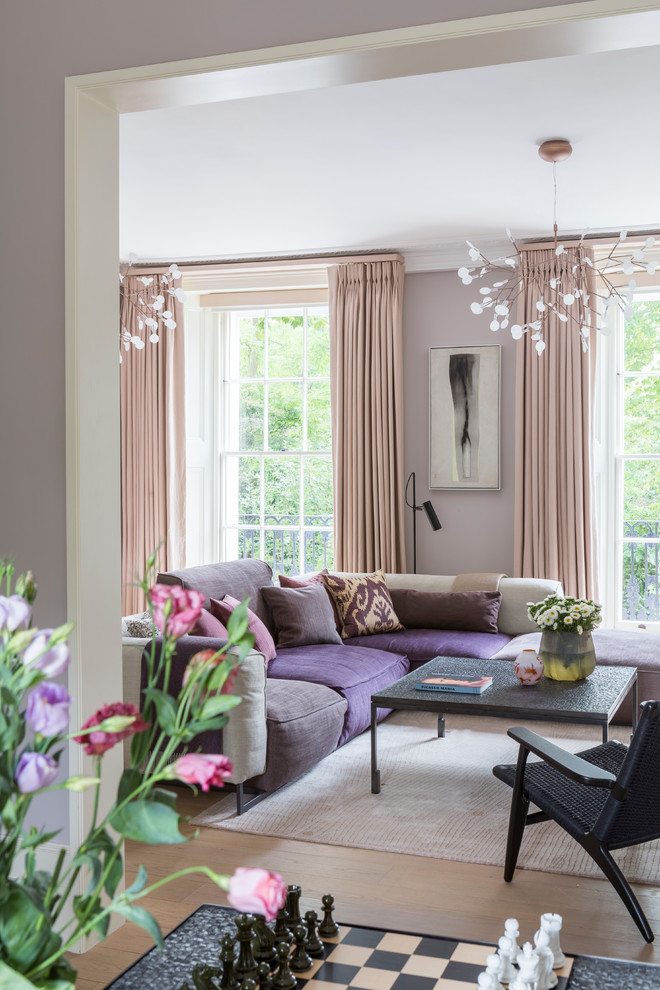 Idee per un grande soggiorno tradizionale con pareti viola, parquet chiaro e pavimento beige