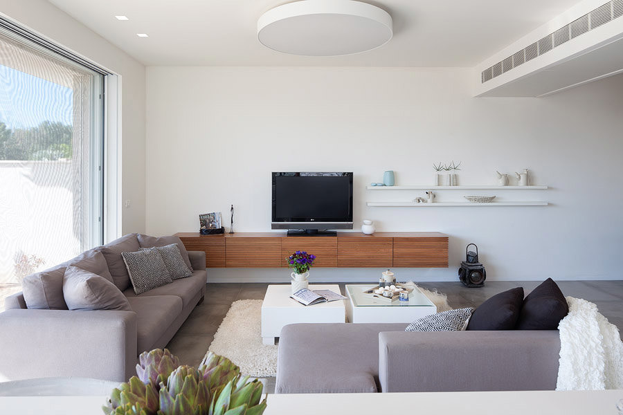 Living room - modern living room idea in Tel Aviv