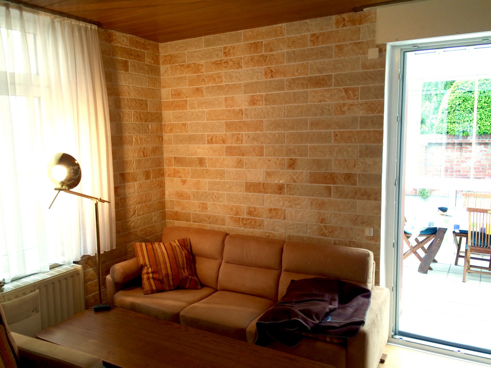 Cette image montre un petit salon méditerranéen fermé avec une bibliothèque ou un coin lecture et un mur beige.