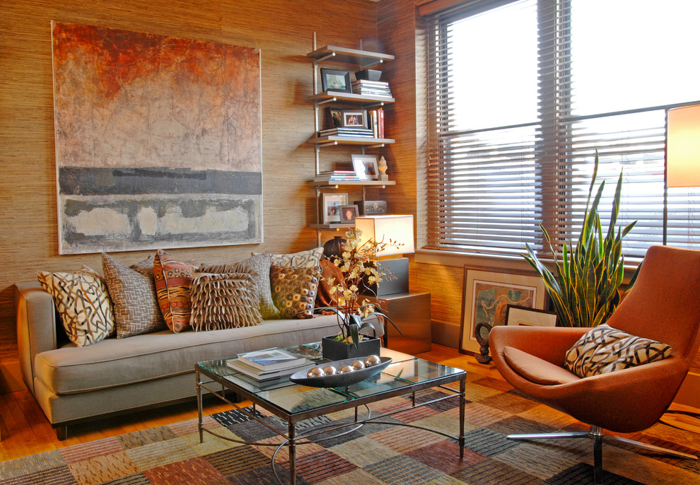 Modernes Wohnzimmer mit beiger Wandfarbe und braunem Holzboden in Miami