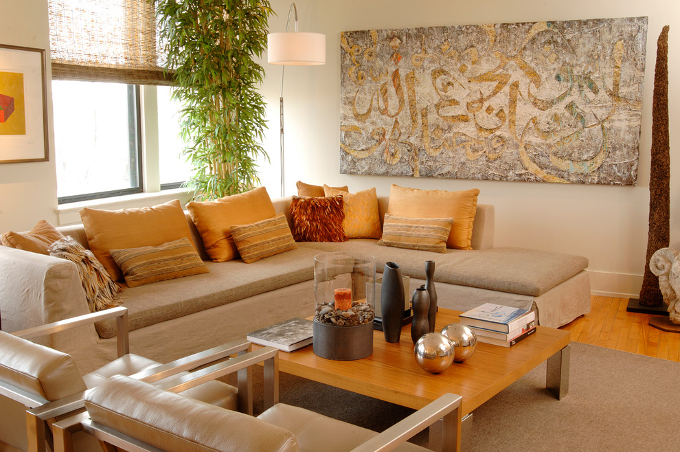 Idee per un soggiorno design con pareti beige, pavimento in legno massello medio e pavimento arancione