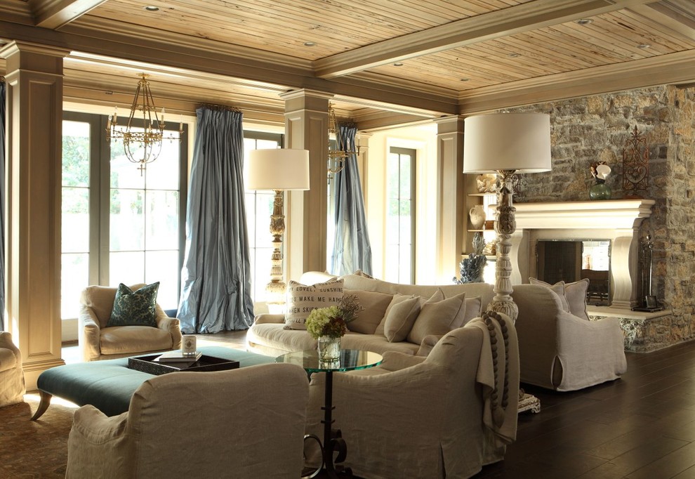 Свежая идея для дизайна: гостиная комната в классическом стиле с стандартным камином и красивыми шторами без телевизора - отличное фото интерьера
