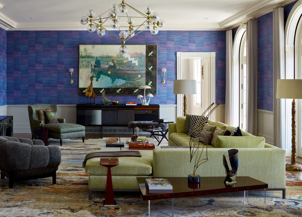 Imagen de salón clásico renovado con paredes púrpuras, suelo de madera en tonos medios y suelo marrón