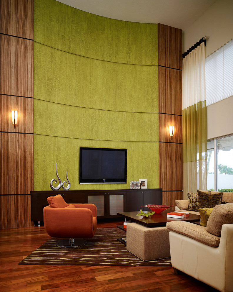 Immagine di un soggiorno minimal aperto con TV a parete