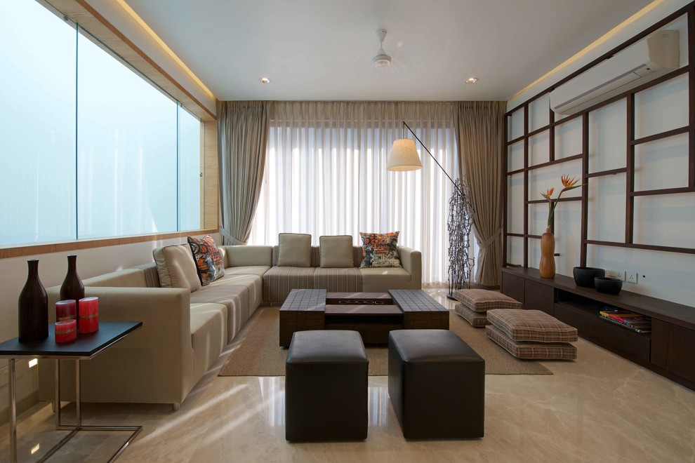 Ejemplo de salón cerrado moderno de tamaño medio con paredes blancas, suelo de mármol y suelo marrón