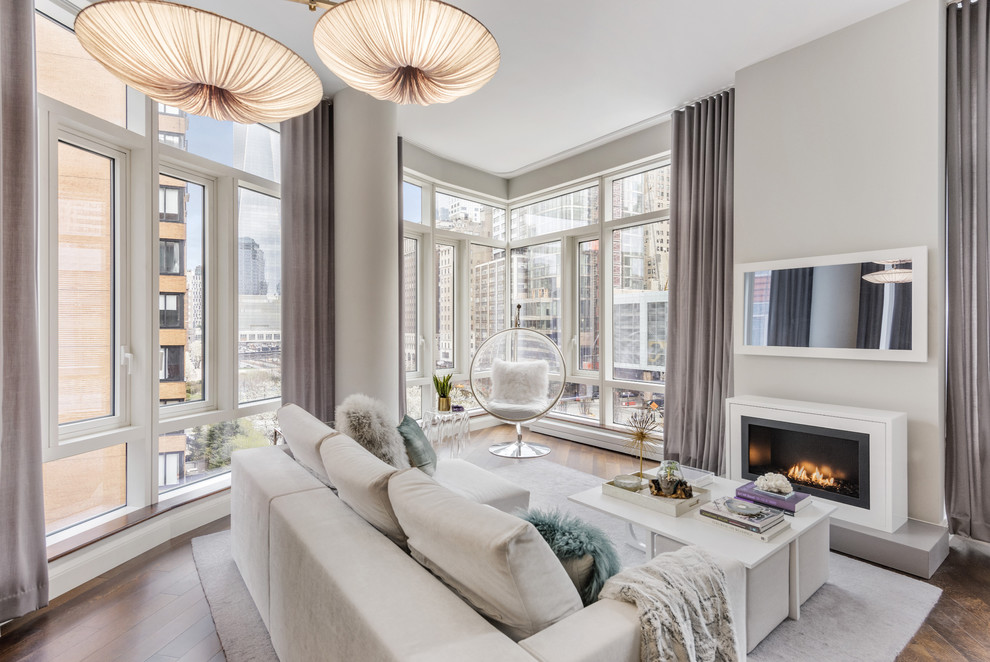 Fernseherloses, Offenes Klassisches Wohnzimmer mit grauer Wandfarbe, braunem Holzboden und Kamin in New York