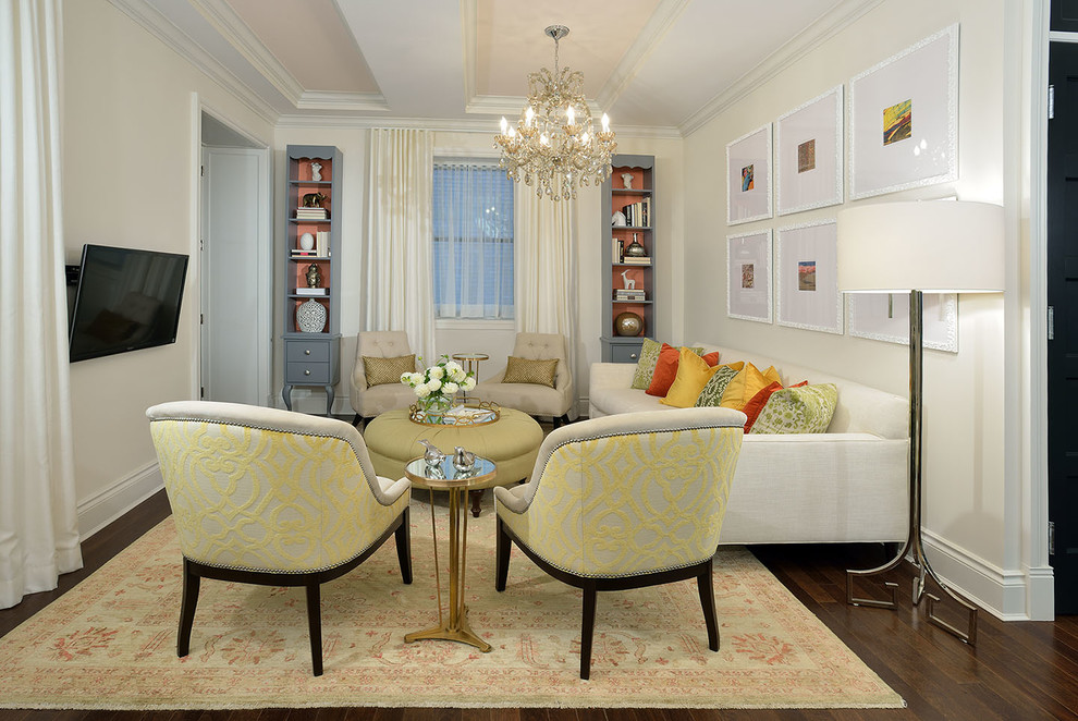 Esempio di un soggiorno chic di medie dimensioni e chiuso con sala formale, pareti beige, parquet scuro, TV a parete e pavimento marrone