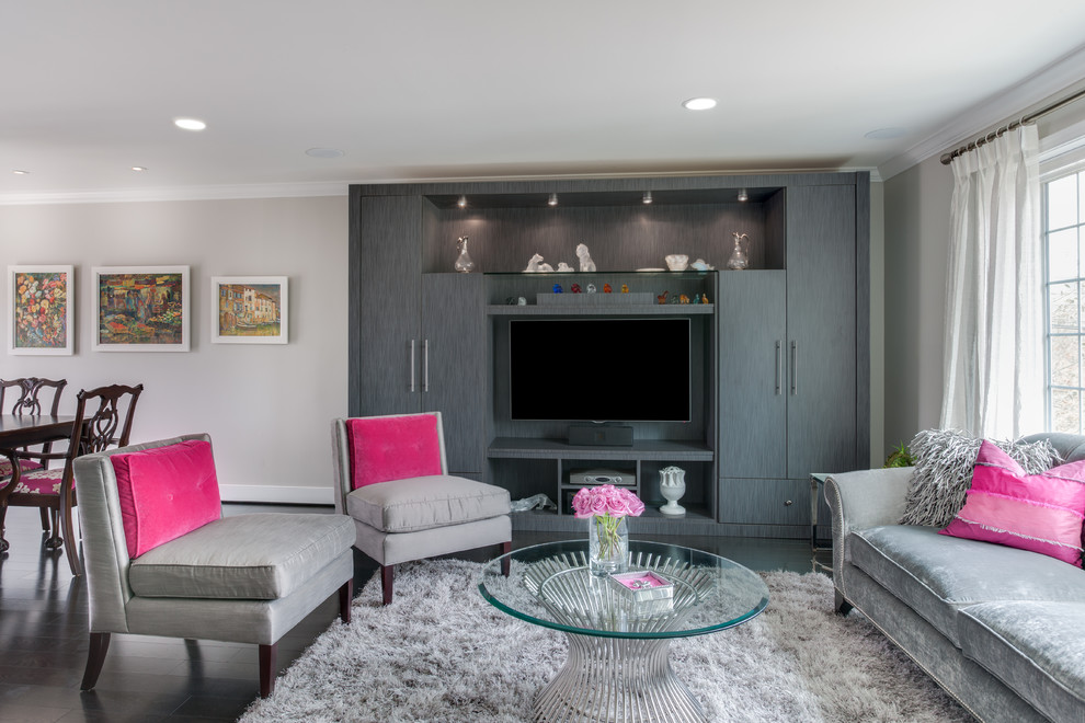 Mittelgroßes, Offenes Modernes Wohnzimmer ohne Kamin mit grauer Wandfarbe, dunklem Holzboden, Multimediawand und braunem Boden in Washington, D.C.