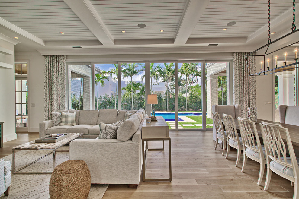 Großes, Offenes Klassisches Wohnzimmer ohne Kamin mit weißer Wandfarbe, hellem Holzboden und freistehendem TV in Miami