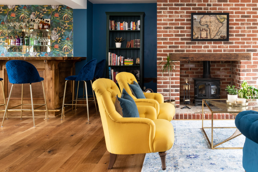 Exemple d'un grand salon éclectique fermé avec une salle de réception, un mur bleu, un sol en bois brun, une cheminée standard, un manteau de cheminée en brique, un téléviseur dissimulé, un sol marron, un plafond à caissons et du papier peint.