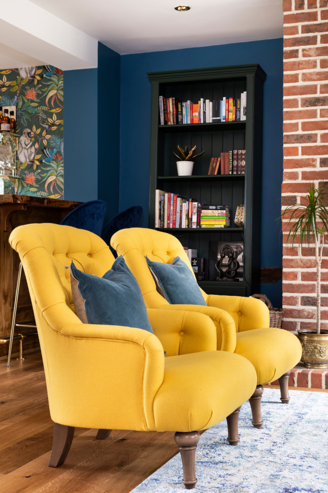 Großes, Repräsentatives, Abgetrenntes Stilmix Wohnzimmer mit blauer Wandfarbe, braunem Holzboden, Kamin, Kaminumrandung aus Backstein, verstecktem TV, braunem Boden, Kassettendecke und Tapetenwänden in Cambridgeshire