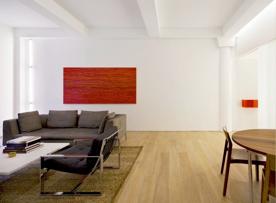 Imagen de salón para visitas tipo loft moderno sin televisor con paredes blancas y suelo de madera clara