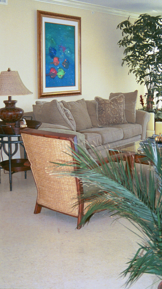 Foto de salón abierto exótico de tamaño medio sin chimenea y televisor con paredes beige