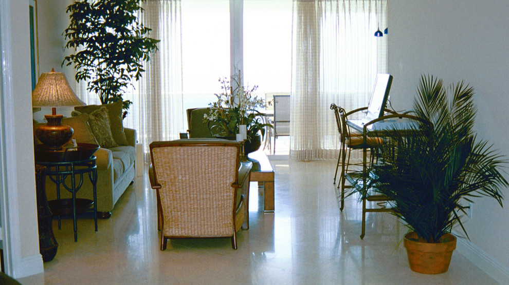 Idéer för små tropiska separata vardagsrum, med blå väggar och en fristående TV
