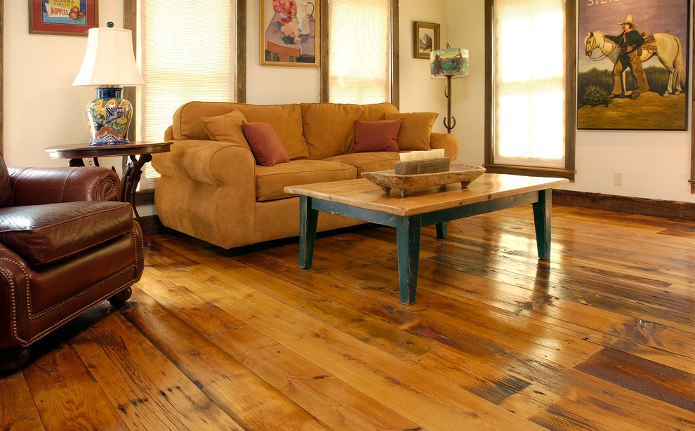 Foto di un grande soggiorno rustico aperto con pareti beige, pavimento in legno massello medio, nessun camino e nessuna TV