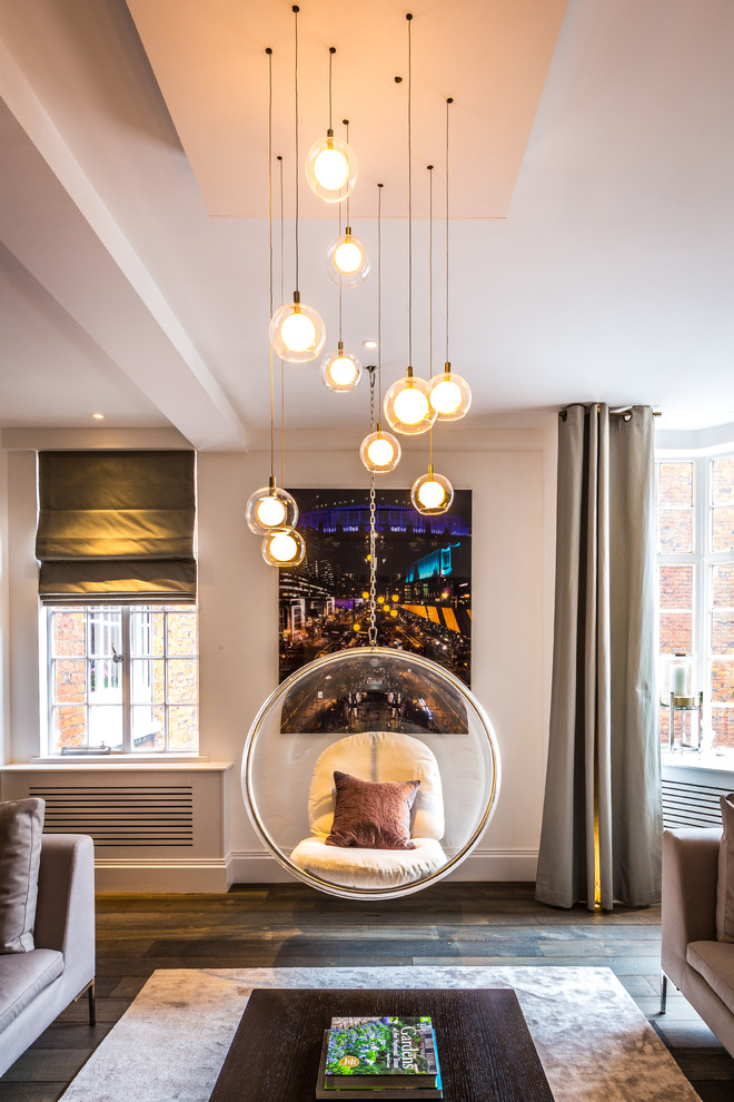 Repräsentatives, Mittelgroßes Modernes Wohnzimmer mit braunem Holzboden und grauer Wandfarbe in London