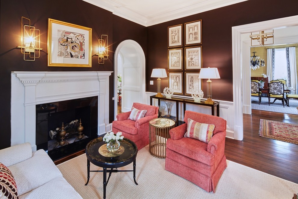 Großes, Fernseherloses, Offenes Klassisches Wohnzimmer mit brauner Wandfarbe, braunem Holzboden, Kamin und Kaminumrandung aus Holz in Charleston
