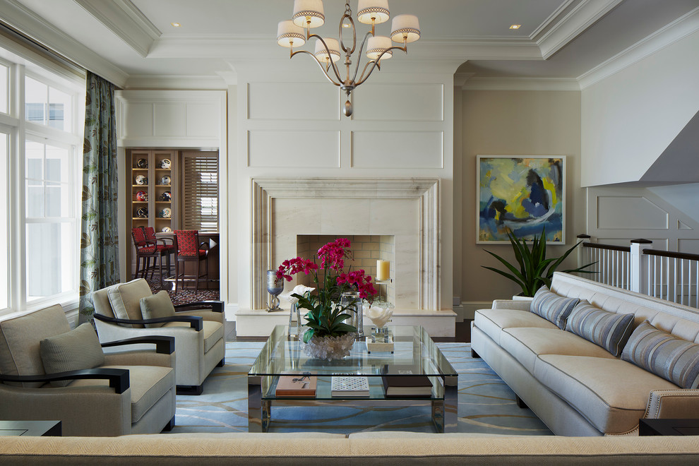Repräsentatives Klassisches Wohnzimmer mit weißer Wandfarbe, Kamin und Kaminumrandung aus Stein in Miami
