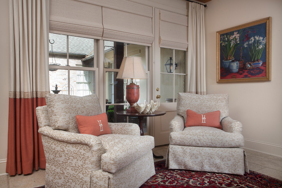 Esempio di un soggiorno classico di medie dimensioni e chiuso con pareti bianche, parquet scuro e camino classico
