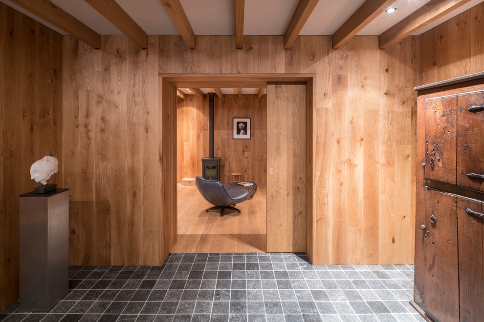 Immagine di un soggiorno country con pavimento in legno massello medio