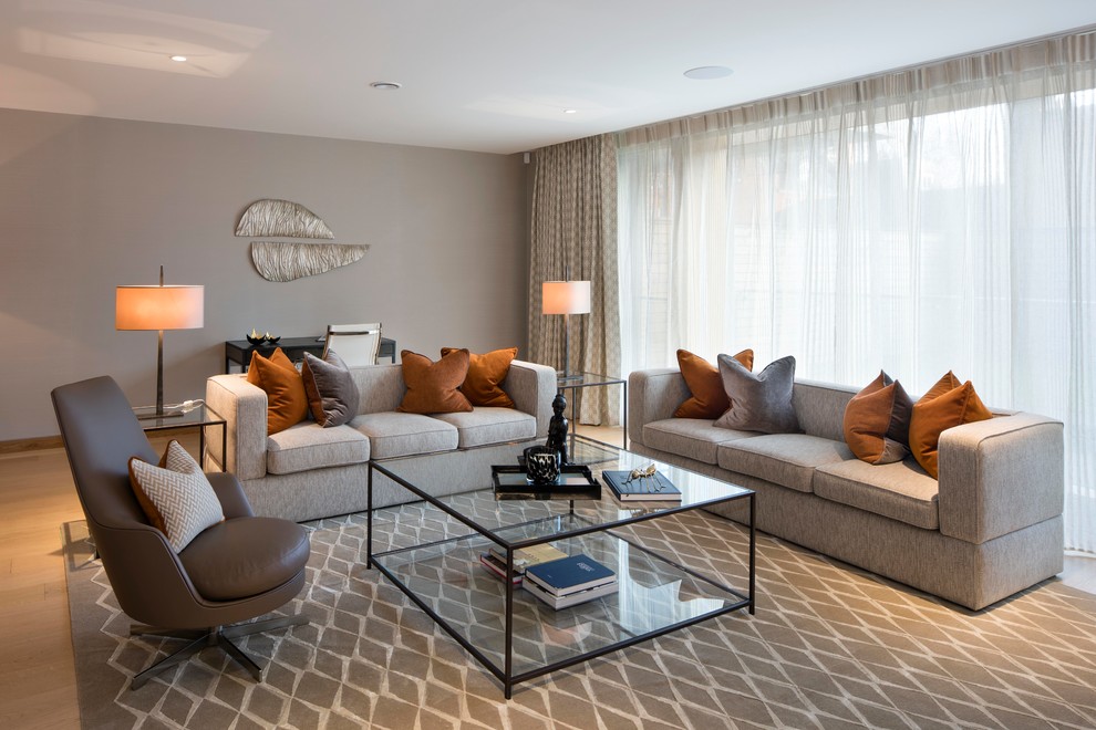 Exemple d'un salon chic avec une salle de réception, un mur gris, parquet clair et un sol marron.