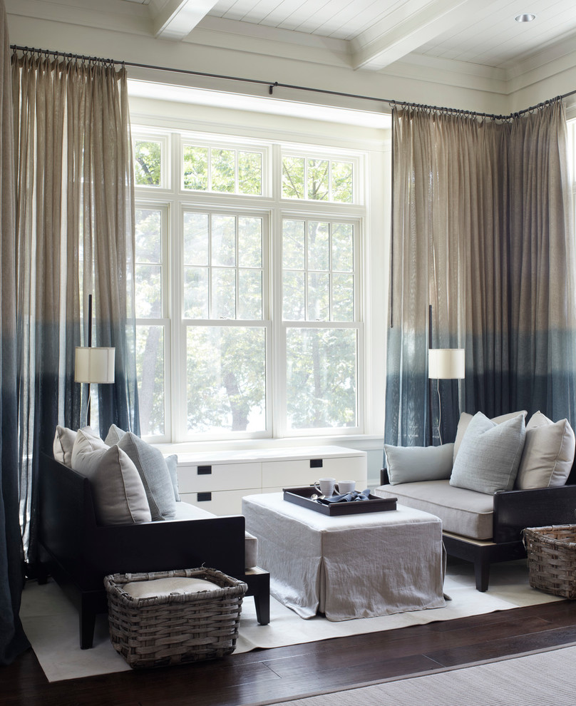 Стильный дизайн: гостиная комната в стиле неоклассика (современная классика) с белыми стенами и красивыми шторами - последний тренд