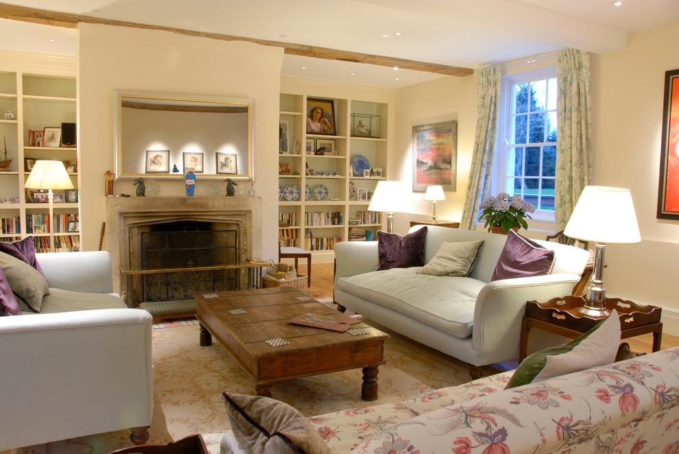 Свежая идея для дизайна: гостиная комната в классическом стиле с синим диваном - отличное фото интерьера