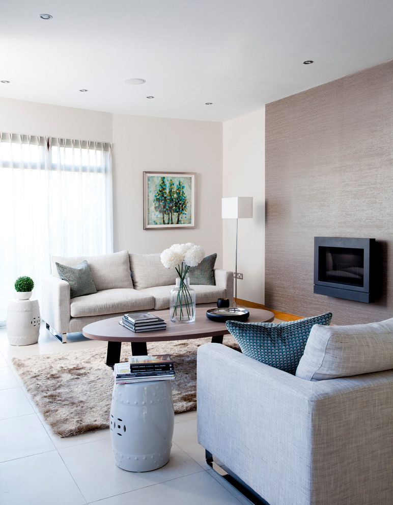 Immagine di un soggiorno classico con pareti bianche e camino classico