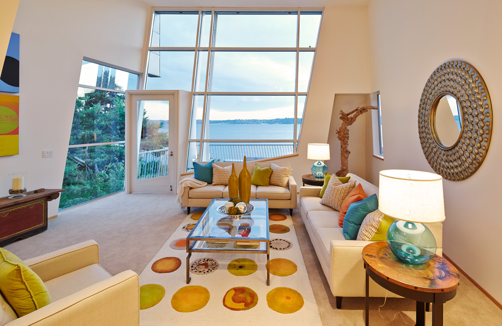 На фото: большая гостиная комната в современном стиле с ковровым покрытием