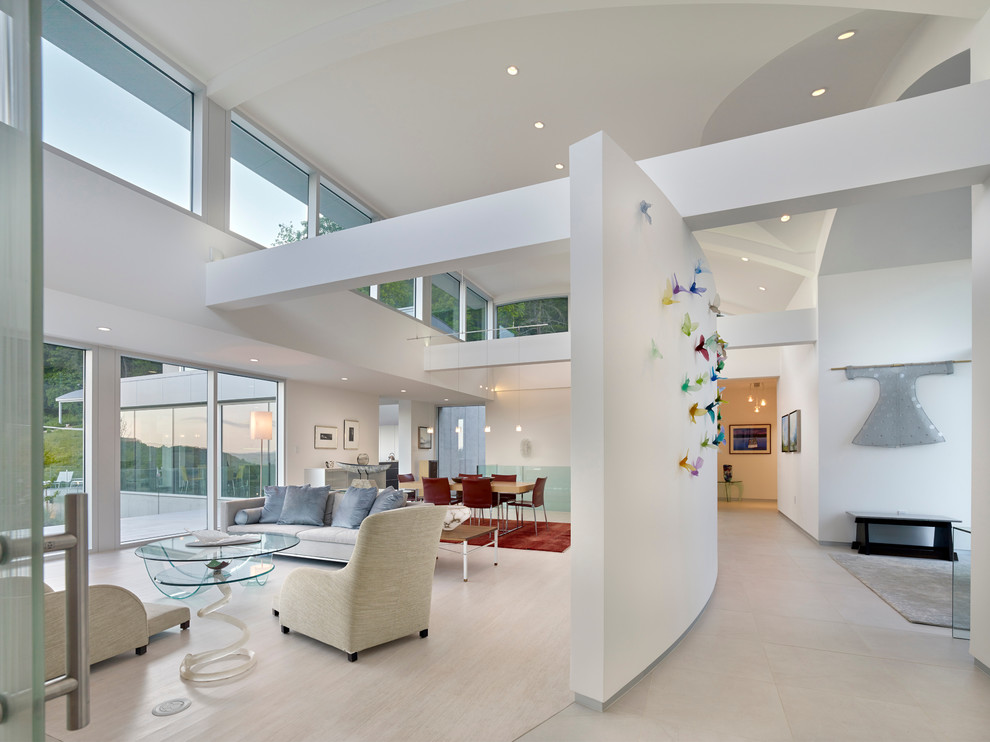 Стильный дизайн: большая открытая гостиная комната в стиле модернизм с белыми стенами, полом из бамбука и бежевым полом без камина - последний тренд