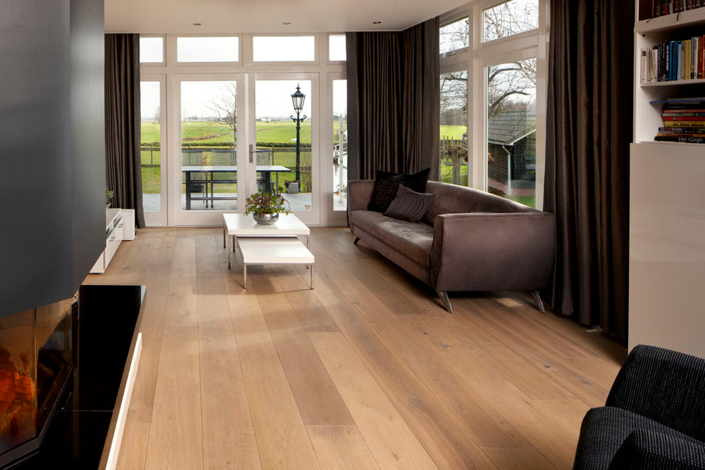 Cette photo montre un salon moderne avec une salle de réception et un sol en bois brun.