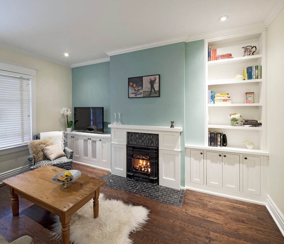 Modernes Wohnzimmer mit blauer Wandfarbe, dunklem Holzboden und freistehendem TV in Toronto