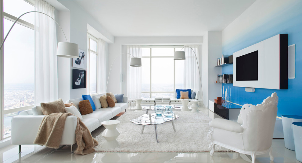 Cette image montre un salon design de taille moyenne avec un mur bleu, un sol en carrelage de céramique, un téléviseur fixé au mur, une salle de réception, aucune cheminée et éclairage.