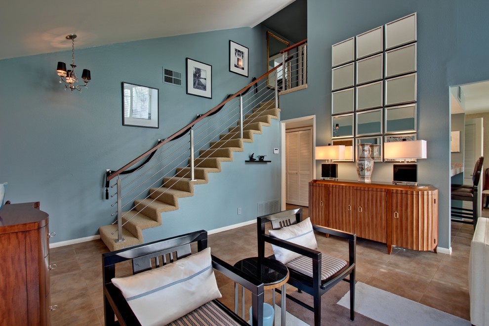 Mittelgroßes, Offenes Klassisches Wohnzimmer ohne Kamin mit blauer Wandfarbe, Porzellan-Bodenfliesen und freistehendem TV in Sonstige
