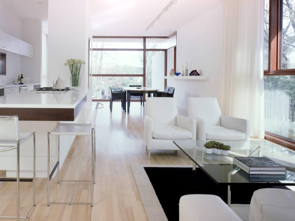 Идея дизайна: открытая гостиная комната в стиле модернизм с белыми стенами без камина, телевизора