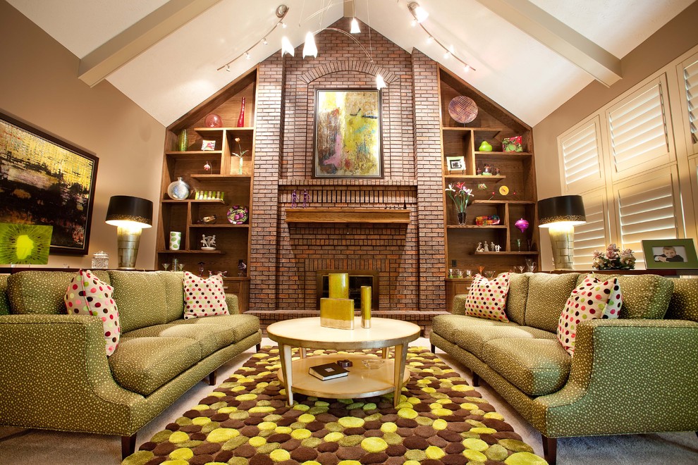 Eklektisches Wohnzimmer mit beiger Wandfarbe, Kamin und Kaminumrandung aus Backstein in Omaha