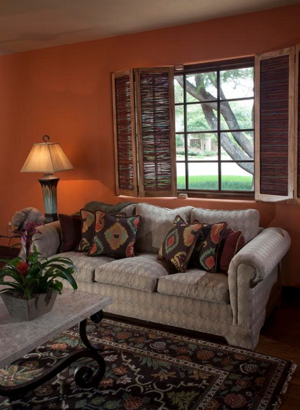 Foto på ett funkis vardagsrum, med orange väggar