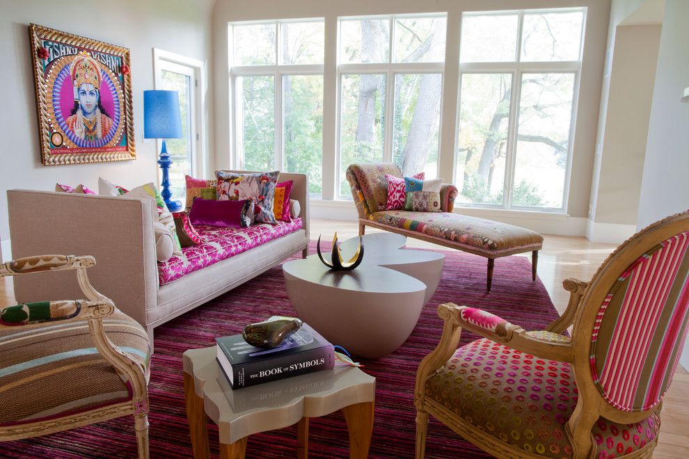Mittelgroßes, Repräsentatives, Fernseherloses, Abgetrenntes Modernes Wohnzimmer mit beiger Wandfarbe und hellem Holzboden in Miami