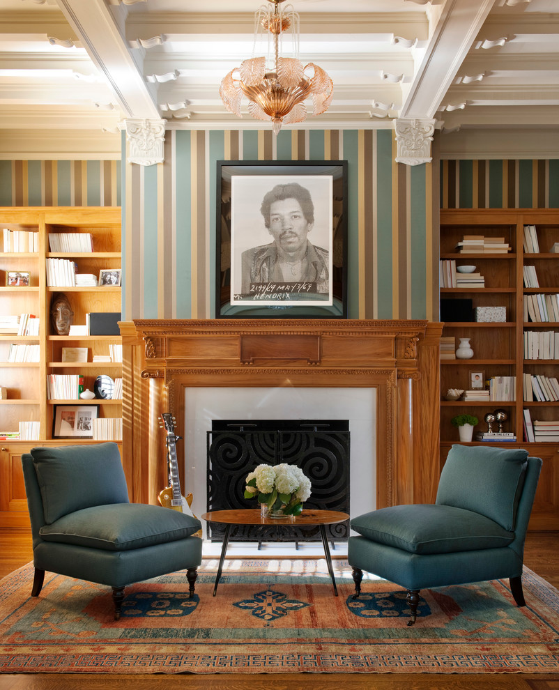 Esempio di un soggiorno classico con libreria, pareti multicolore, camino classico e nessuna TV
