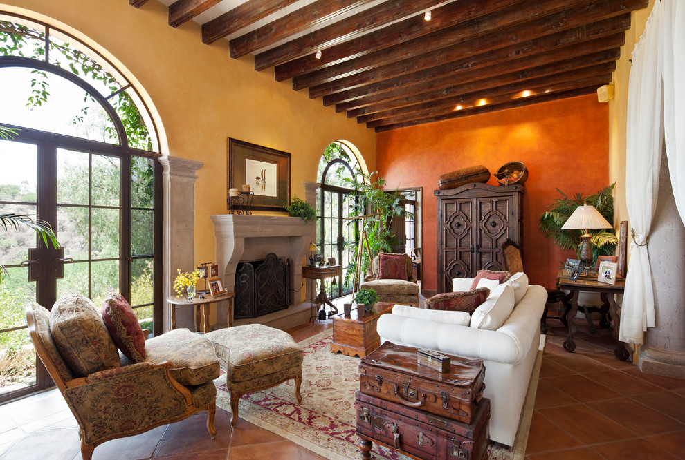 Пример оригинального дизайна: гостиная комната в средиземноморском стиле с полом из терракотовой плитки и стандартным камином