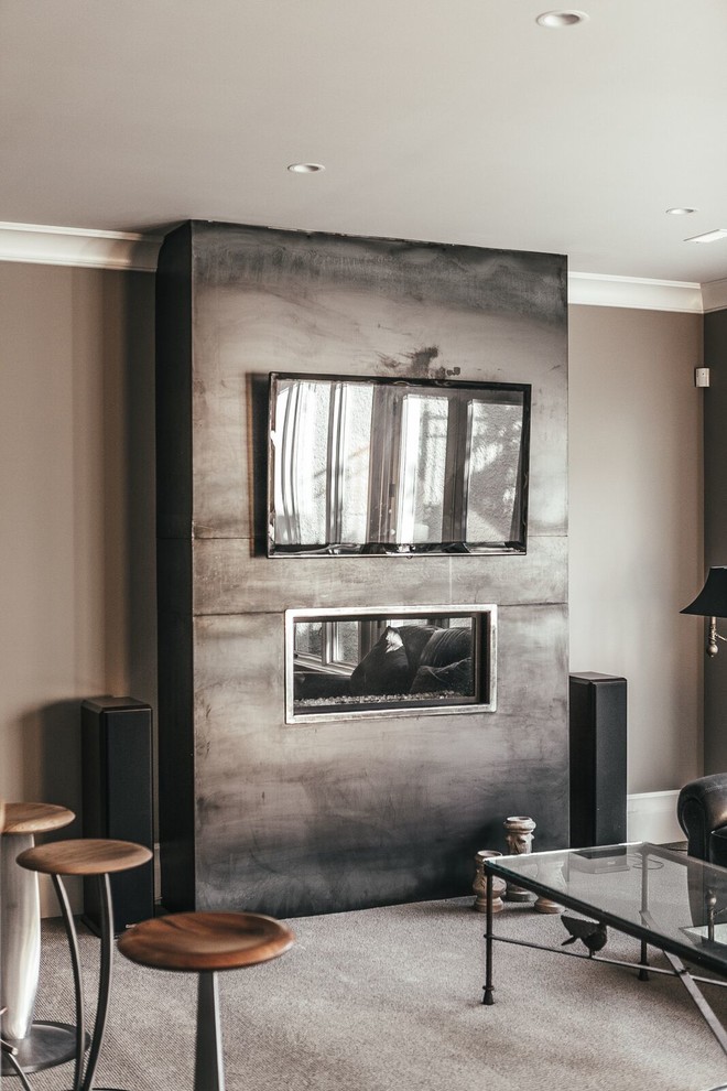 Источник вдохновения для домашнего уюта: открытая гостиная комната среднего размера в стиле неоклассика (современная классика) с серыми стенами, темным паркетным полом, горизонтальным камином, фасадом камина из бетона и телевизором на стене