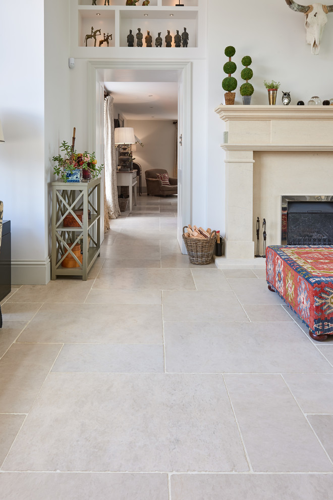 Ispirazione per un soggiorno country con pavimento in pietra calcarea