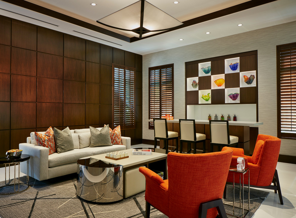 Стильный дизайн: большая открытая гостиная комната в современном стиле с коричневыми стенами, полом из керамической плитки и серым полом без камина, телевизора - последний тренд