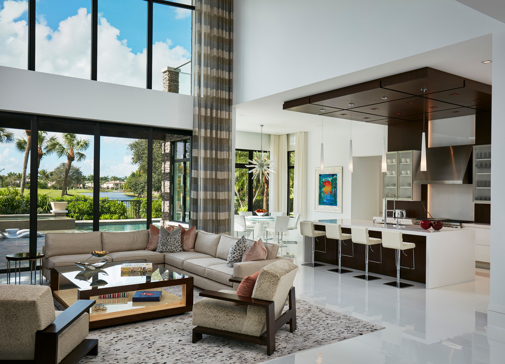 Offenes, Fernseherloses, Großes Modernes Wohnzimmer mit weißer Wandfarbe, grauem Boden, Keramikboden, Gaskamin und Kaminumrandung aus Stein in Miami