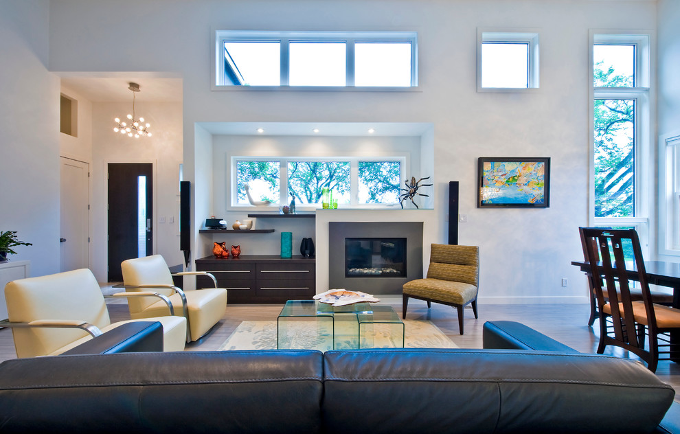 Idee per un soggiorno design aperto con pareti bianche, pavimento in legno massello medio e camino classico