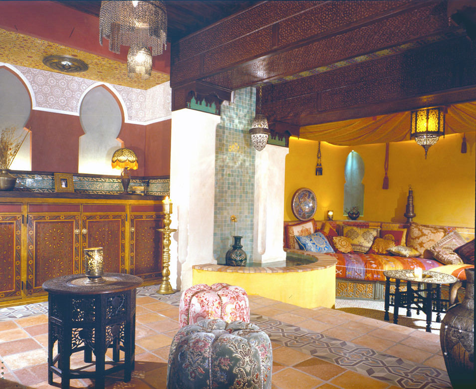 Cette photo montre un salon méditerranéen de taille moyenne et ouvert avec tomettes au sol.